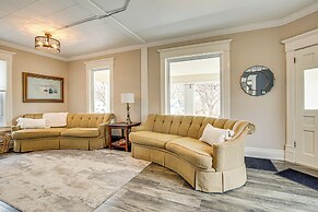 Walk to Dtwn Green Lake: Peaceful Getaway w/ Porch