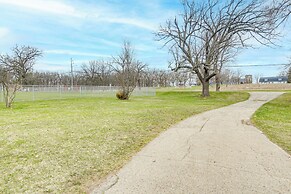 Walk to Dtwn Green Lake: Peaceful Getaway w/ Porch