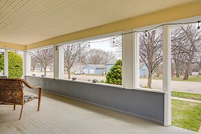 Walk to Dtwn Green Lake: Peaceful Getaway w/ Porch