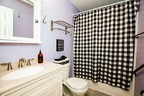 1 Mi to Dtwn Black Mountain: Home w/ Patio & Yard