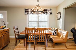 1 Mi to Dtwn Black Mountain: Home w/ Patio & Yard