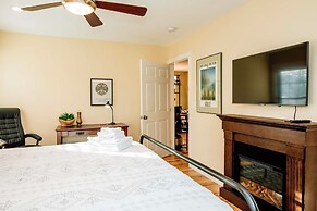 1 Mi to Dtwn Black Mountain: Home w/ Patio & Yard