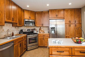 1 Mi to Dtwn Black Mountain: Home w/ Patio & Yard