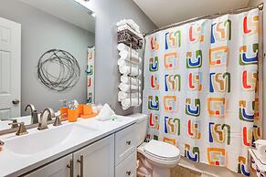 9 Mi to Charlotte Motor Speedway: Apt w/ Deck!