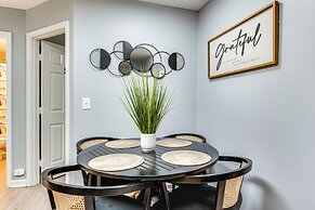 9 Mi to Charlotte Motor Speedway: Apt w/ Deck!