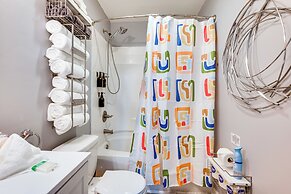 9 Mi to Charlotte Motor Speedway: Apt w/ Deck!