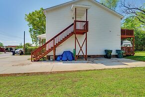 9 Mi to Charlotte Motor Speedway: Apt w/ Deck!