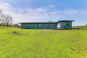 5 Mi to Lake Texoma: Wooded Retreat on 3 Acres!
