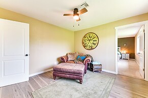 5 Mi to Lake Texoma: Wooded Retreat on 3 Acres!