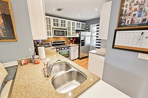 Stylish Notre Dame Condo Sleeps 6 2 Bedroom Condo