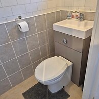 Cosy 3 Bedroom Family Home-large Garden-patio-wifi