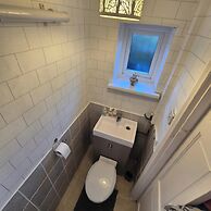 Cosy 3 Bedroom Family Home-large Garden-patio-wifi