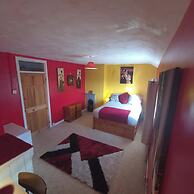 Cosy 3 Bedroom Family Home-large Garden-patio-wifi