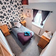 Cosy 3 Bedroom Family Home-large Garden-patio-wifi