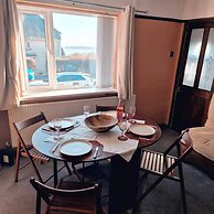 Cosy 3 Bedroom Family Home-large Garden-patio-wifi