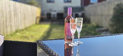 Cosy 3 Bedroom Family Home-large Garden-patio-wifi