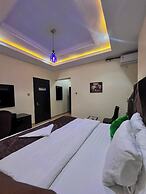 Leons Hotel and Suite