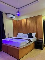 Leons Hotel and Suite