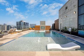 Sleeps 16 Brand New Austin High Rise w/ Rooftop Pool, Gym, Yoga Studio