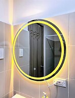 Stunning Suite With Balcony - Near MOA