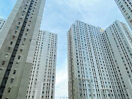 Stunning and Comfy Studio at Green Bay Pluit Apartment