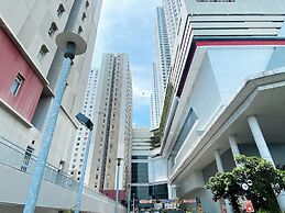 Stunning and Comfy Studio at Green Bay Pluit Apartment