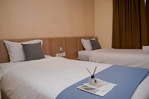 Warm and Minimalist Studio (No Kitchen) at Great Western Apartment