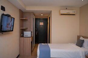 Warm and Minimalist Studio (No Kitchen) at Great Western Apartment