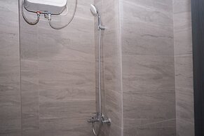 Warm and Spacious Studio Room at Collins Boulevard Apartment