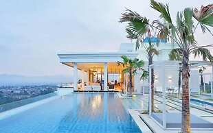 Minimalist and Cozy Studio at Apartment Art Deco