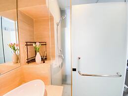 Minimalist and Cozy Studio at Apartment Art Deco