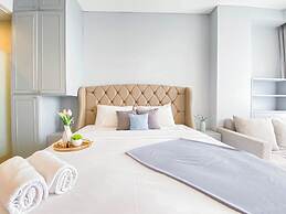 Minimalist and Cozy Studio at Apartment Art Deco