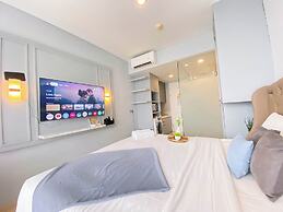 Minimalist and Cozy Studio at Apartment Art Deco