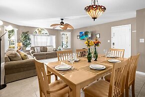 Upstay Stylish Condo w Garden Patio Near Disney