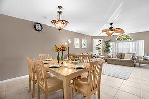 Upstay Stylish Condo w Garden Patio Near Disney