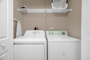 Upstay Stylish Condo w Garden Patio Near Disney