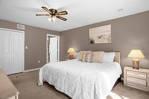 Upstay Stylish Condo w Garden Patio Near Disney