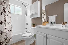 Upstay Stylish Condo w Garden Patio Near Disney