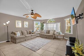 Upstay Stylish Condo w Garden Patio Near Disney