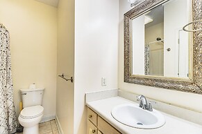 6 Mi to Dtwn Albany: Convenient Home w/ Patio