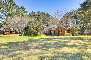 6 Mi to Dtwn Albany: Convenient Home w/ Patio