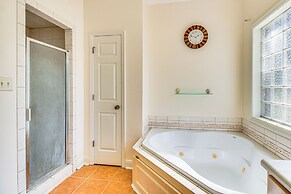 6 Mi to Dtwn Albany: Convenient Home w/ Patio