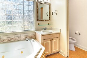 6 Mi to Dtwn Albany: Convenient Home w/ Patio