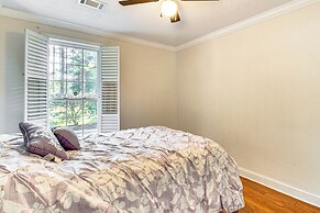 6 Mi to Dtwn Albany: Convenient Home w/ Patio