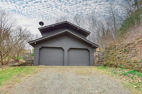 2 Mi to Hoosic River: 'the Moss House' w/ Deck!