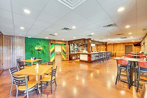 14 Mi to Legoland: Haines City Retreat w/ Yard!