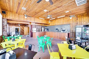 14 Mi to Legoland: Haines City Retreat w/ Yard!