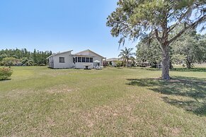 14 Mi to Legoland: Haines City Retreat w/ Yard!