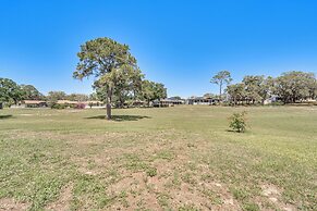 14 Mi to Legoland: Haines City Retreat w/ Yard!