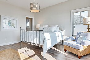 Walk to Rye Harbor State Park: Home w/ Ocean Views